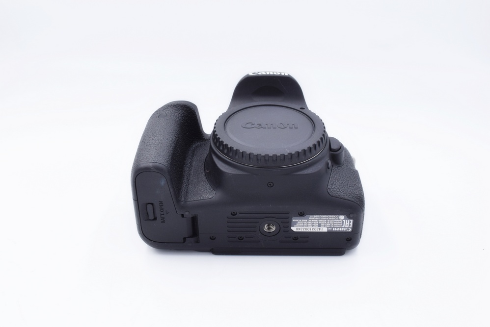 Зеркальный фотоаппарат Canon EOS 77D body (состояние 4) (б/у)