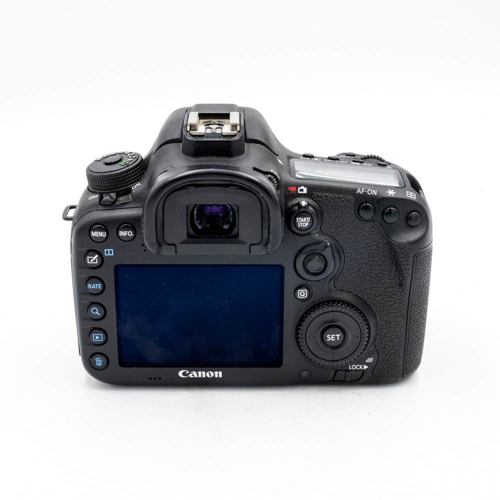 Зеркальный фотоаппарат Canon EOS 7D Mark II Body + W-E1, адаптер Wi-Fi (состояние 5) (б/у)