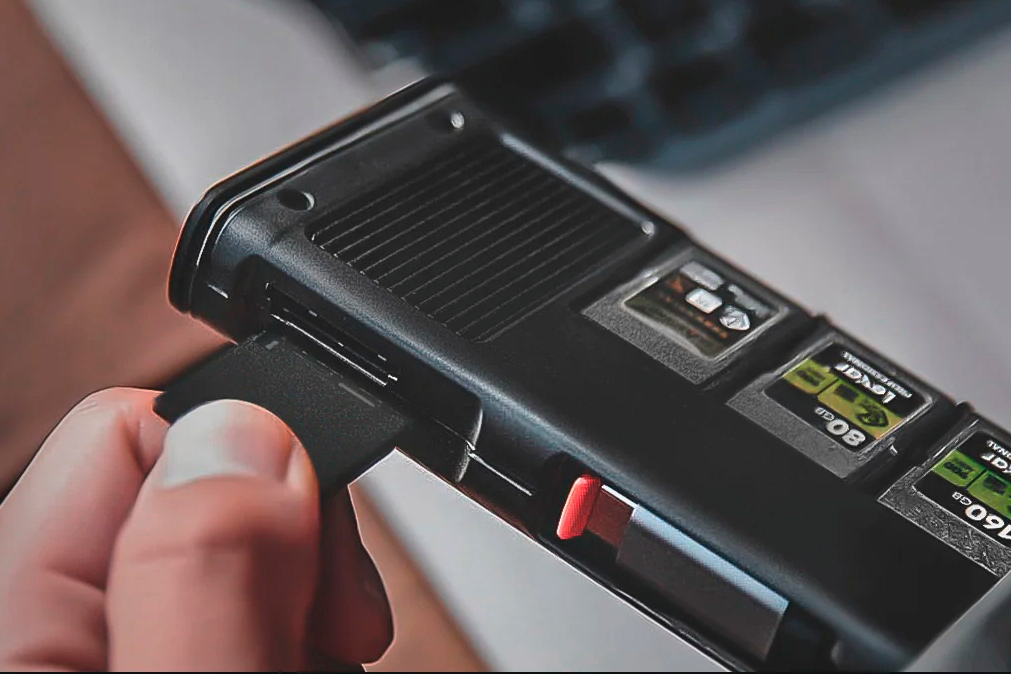 Карт-ридер и чехол PGYTECH CFexpress CreateMate, для CFE-B / SD, черный (уцененный)