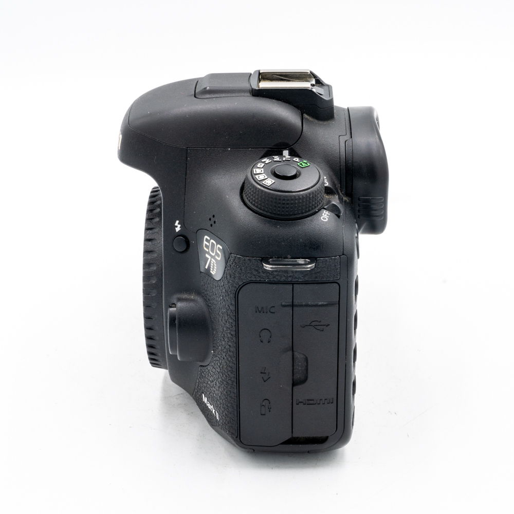 Зеркальный фотоаппарат Canon EOS 7D Mark II Body + W-E1, адаптер Wi-Fi (состояние 5) (б/у)