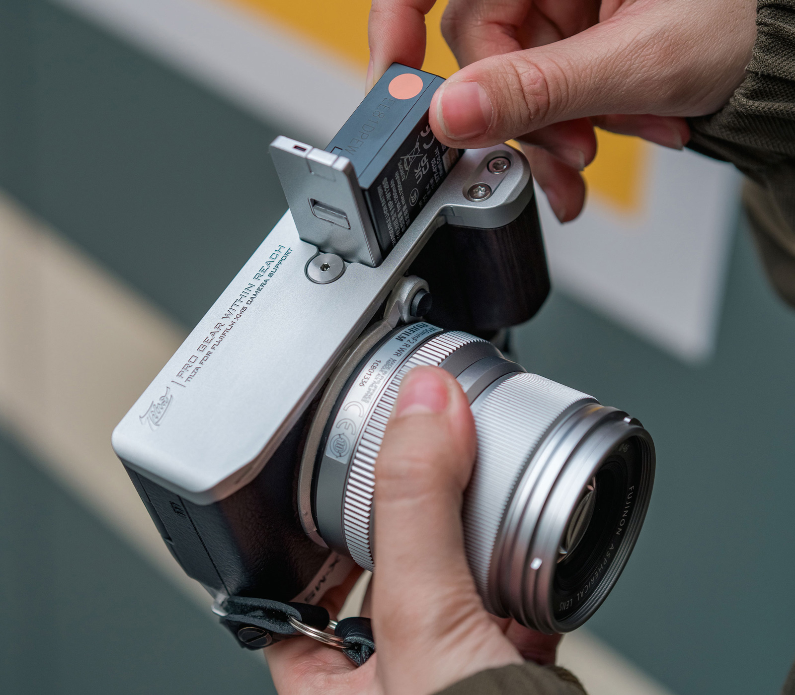 Рукоятка Tilta Mounting Baseplate with Wooden Grip для Fujifilm X-M5, серебристая