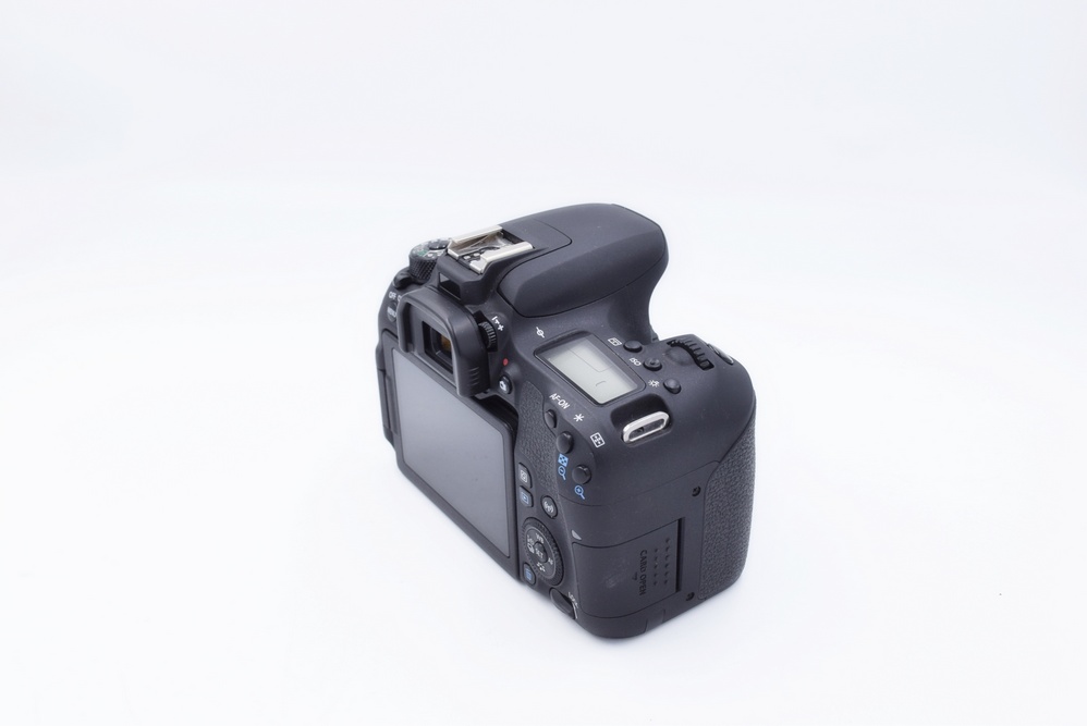 Зеркальный фотоаппарат Canon EOS 77D body (состояние 4) (б/у)