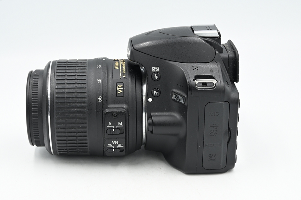 Зеркальный фотоаппарат Nikon D3200 Kit AF-S 18-55mm f/3.5-5.6G VR (состояние 5) (б/у)