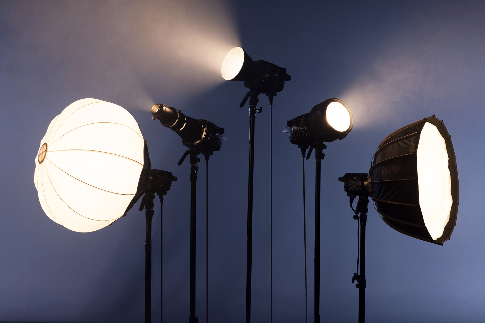 Осветитель Zhiyun MOLUS B200, светодиодный, 2700-6500К, 200 Вт