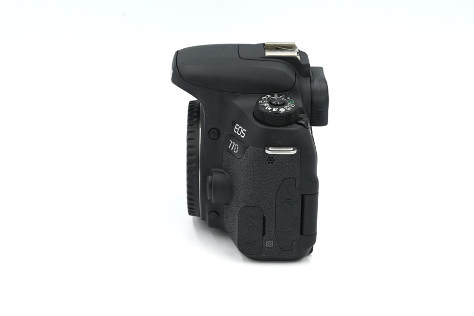 Зеркальный фотоаппарат Canon EOS 77D Body (состояние 5-) (б/у)