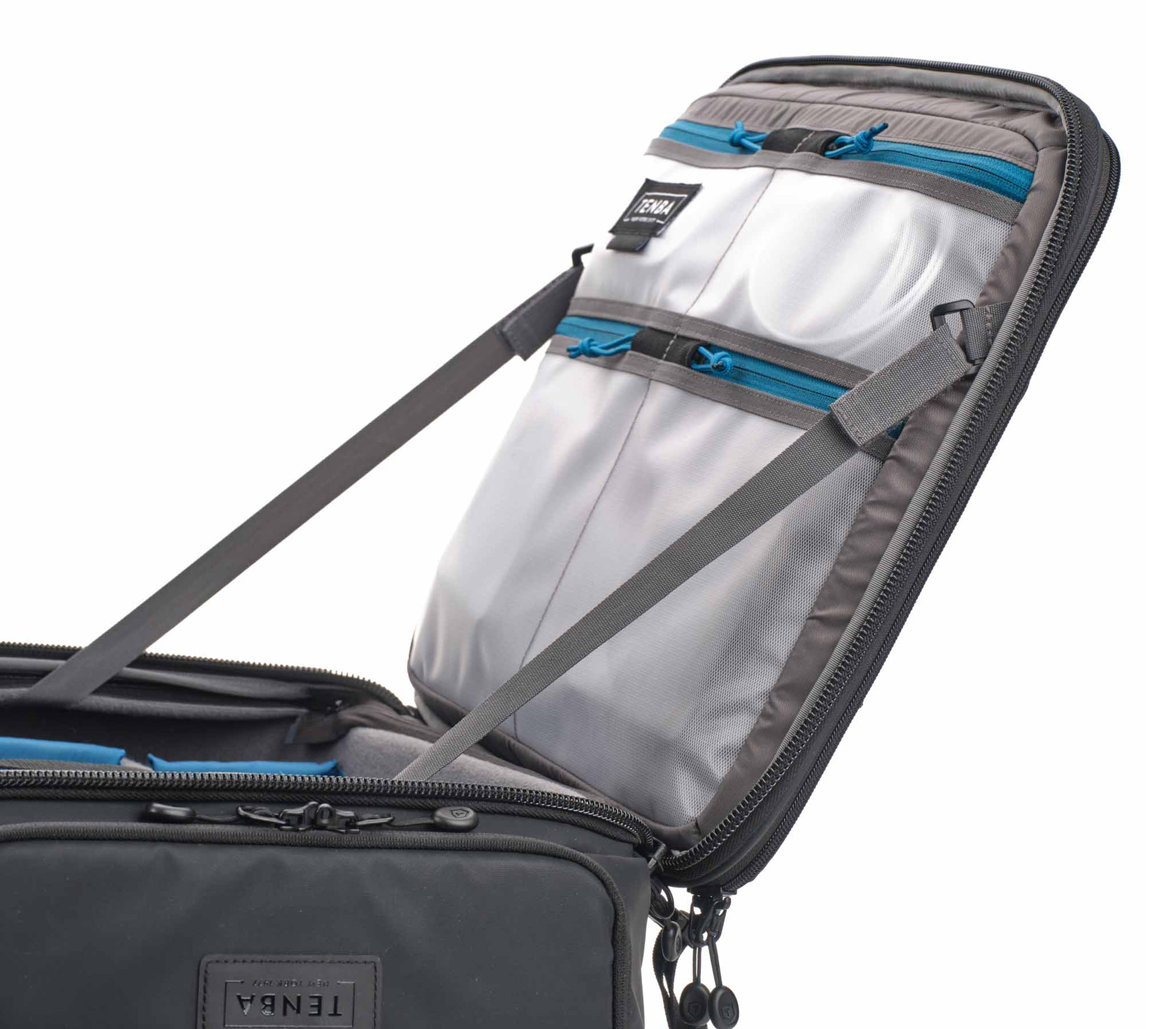 Чемодан-рюкзак на колесах Tenba Axis v2 28L Spinner Backpack Black