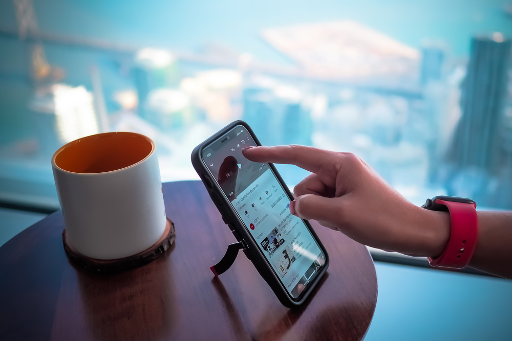 Чехол с ножками JOBY StandPoint для iPhone 12 и 12 Pro