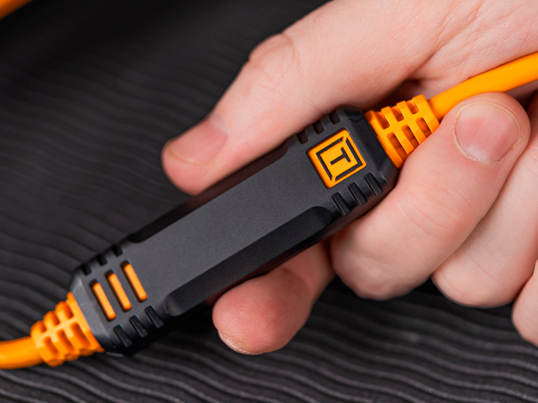 Кабель Tether Tools TetherPro USB-C to USB-C Right Angle 9.4m, оранжевый