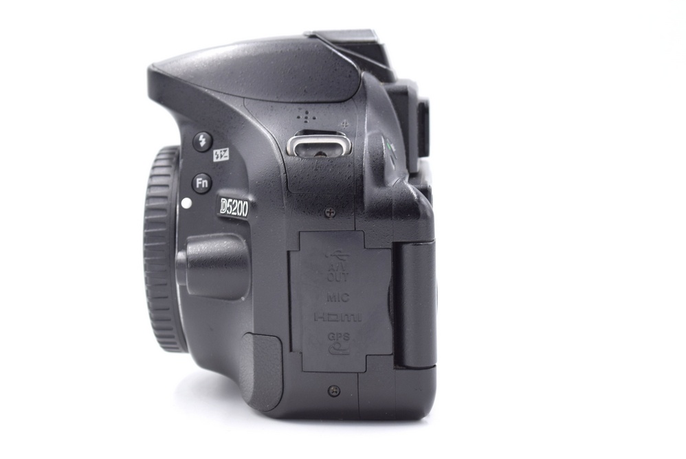 Зеркальный фотоаппарат Nikon D5200 Body (состояние 5-) (б/у)